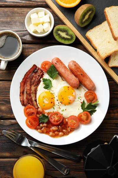 美味的早餐或午餐 有木制背景的煎蛋 顶视图 — 图库照片