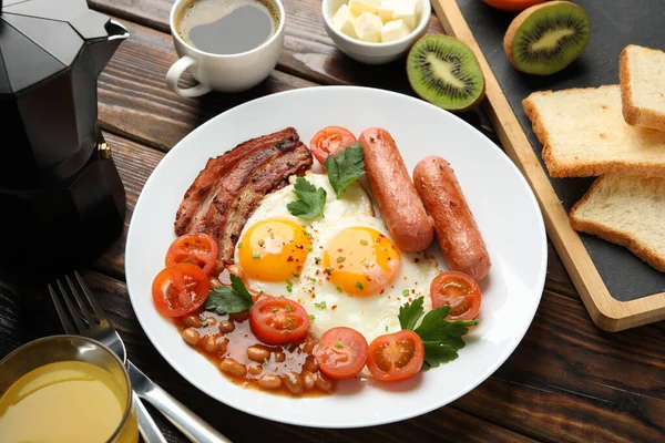Νόστιμο Πρωινό Μεσημεριανό Τηγανητά Αυγά Ξύλινο Φόντο Κοντά — Φωτογραφία Αρχείου