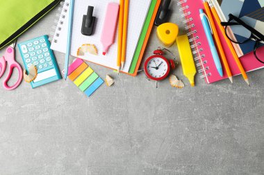 Gri arkaplanda farklı sabit çerçeve, üst görünüm