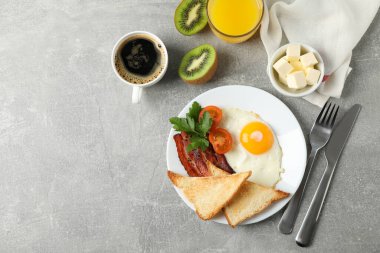 Gri arka planda yağda yumurtalı leziz kahvaltı ya da öğle yemeği.