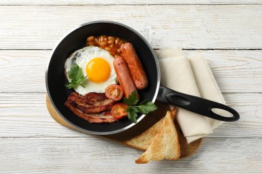 Lezzetli kahvaltı ya da ahşap arka planda sahanda yumurtalı öğle yemeği.