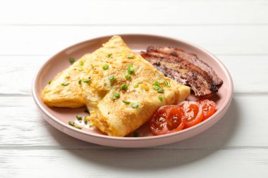 Lezzetli kahvaltı ya da omlet ve ahşap arka planda öğle yemeği.