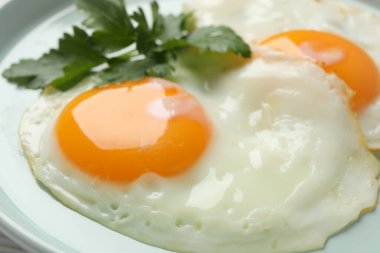 Arka planda sahanda yumurta tabağı, yakın plan.