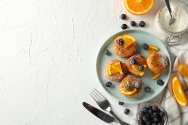 Beyaz arka planda peynirli krep kahvaltısı.