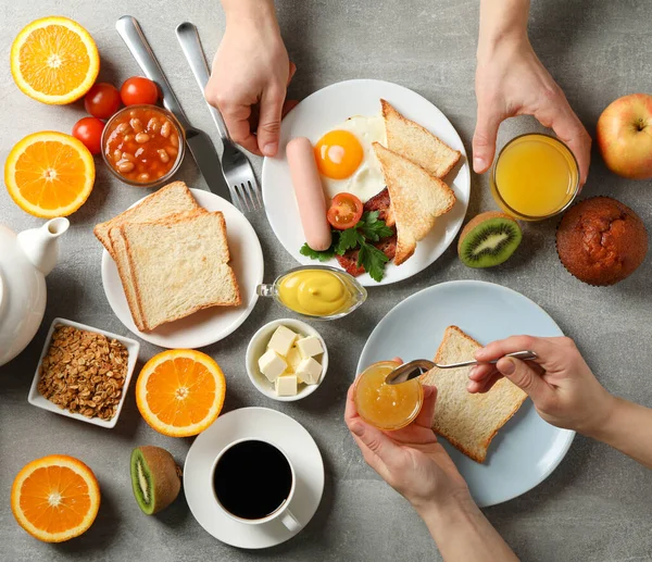Delicioso Café Manhã Almoço Fundo Mesa Cinzenta Pessoas Comem — Fotografia de Stock