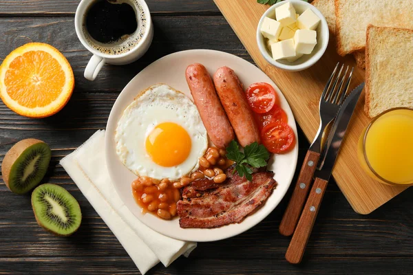 Pyszne Śniadanie Lub Obiad Smażonymi Jajkami Drewnianym Tle Widok Góry — Zdjęcie stockowe