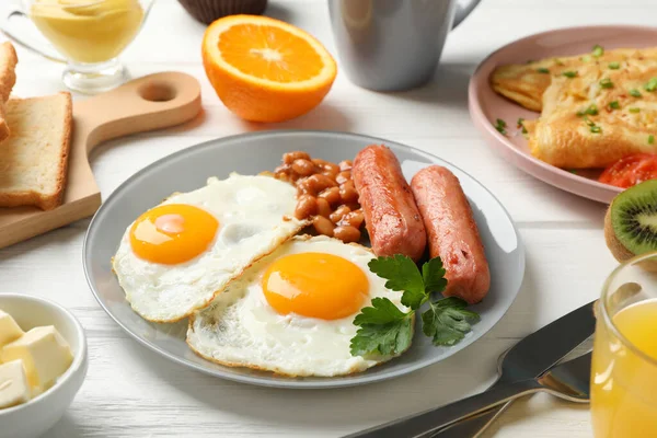 Вкусный Завтрак Обед Жареными Яйцами Деревянном Фоне Крупным Планом — стоковое фото