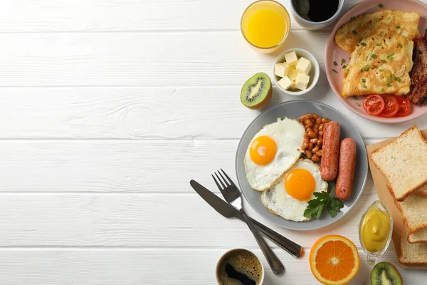 Delicioso Café Manhã Almoço Com Ovos Fritos Fundo Madeira Branca — Fotografia de Stock