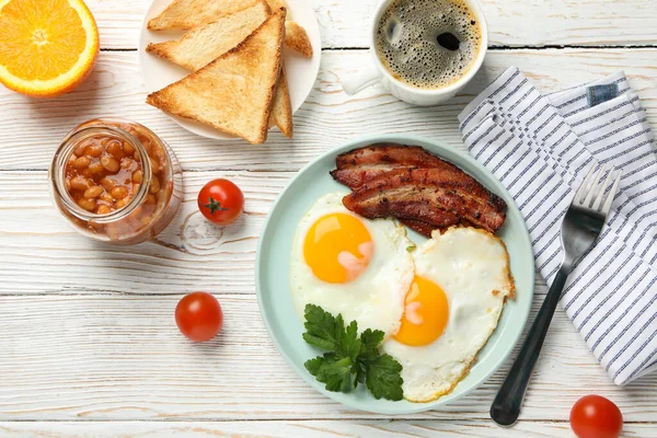 Delicioso Desayuno Almuerzo Con Huevos Fritos Sobre Fondo Madera Blanca — Foto de Stock
