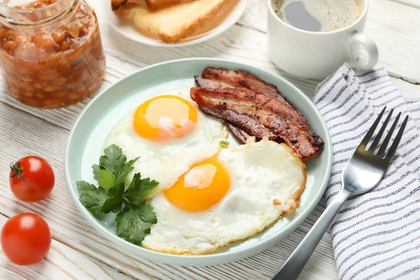 Lezzetli Kahvaltı Ahşap Arka Planda Kızarmış Yumurtalı Öğle Yemeği Kapatın — Stok fotoğraf