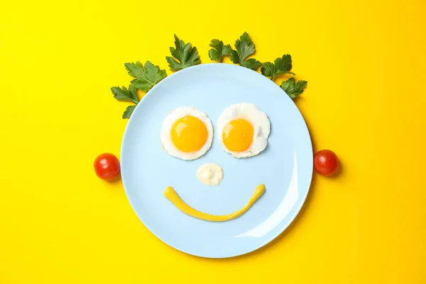 Glimlach Gezicht Gemaakt Van Plaat Met Gebakken Eieren Gele Achtergrond — Stockfoto