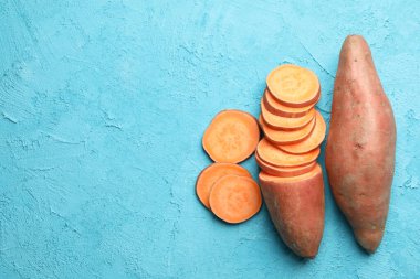 Mavi arka planda tatlı patates, üst manzara. Sebzeler