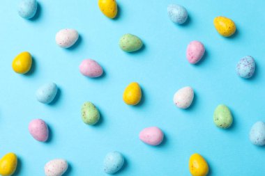 Mavi arka planda küçük Paskalya yumurtaları ile düz yatıyordu.