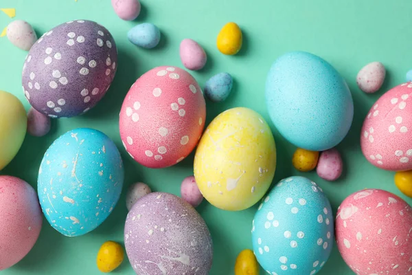 Arka Planda Çok Renkli Paskalya Yumurtaları Üst Görünüm — Stok fotoğraf