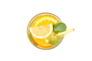 Beyaz arkaplanda izole edilmiş bir bardak limonata.