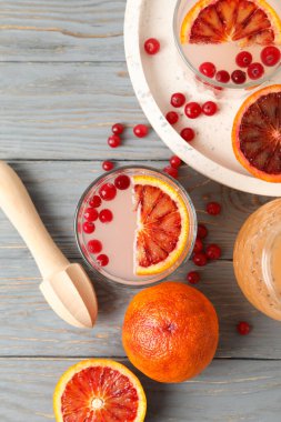 Limonata, kırmızı turuncu ve yaban mersini, ahşap arka plan, üst manzara.