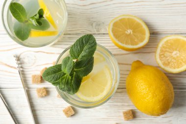 Limonata, limon ve şeker küpleri ahşap arka planda, üst manzara