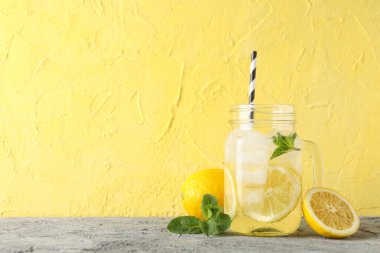 Limonata, limon ve nane şekeri. Taze içecek.