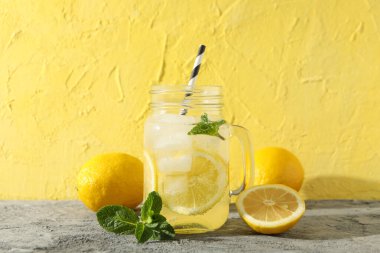 Limonata, limon ve nane şekeri. Taze içecek.