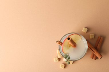 Kahverengi arka planda limonata, üst manzara.