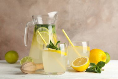 Limonata ve malzemeler ahşap masada. Taze içecek.