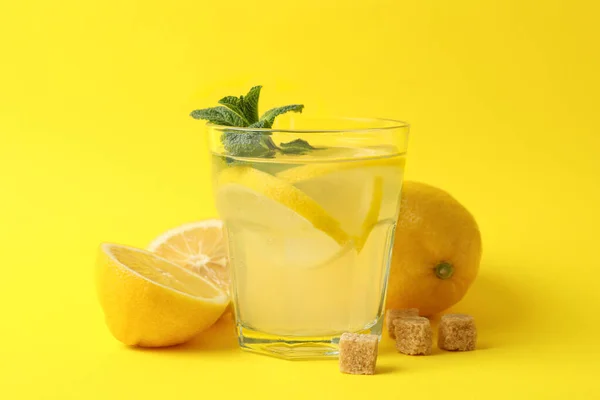 Limonada Limones Terrones Azúcar Sobre Fondo Amarillo Cerca —  Fotos de Stock