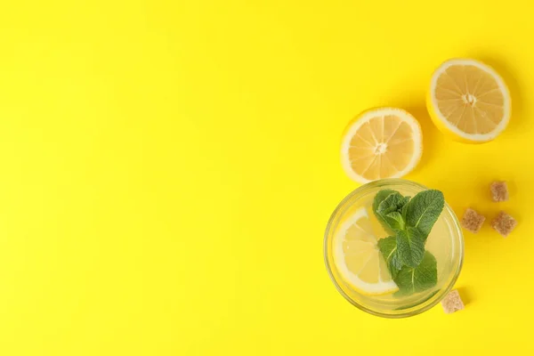Limonáda Citrony Kostky Cukru Žlutém Pozadí Prostor Pro Text — Stock fotografie