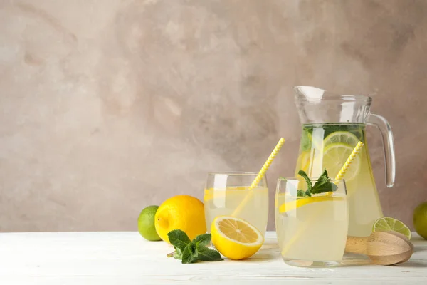 柠檬水和配料在木制桌子上 新鲜饮料 — 图库照片
