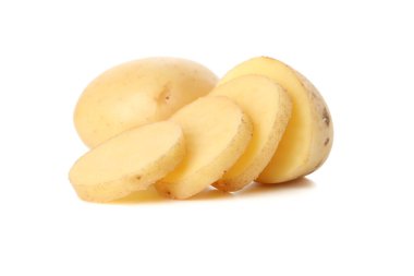 Olgun genç patates beyaz arka planda izole edilmiş.