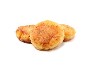 Beyaz arka planda izole edilmiş süzme peynirli krepler.