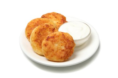 Beyaz arka planda, peynirli krep ve ekşi krema tabağı.