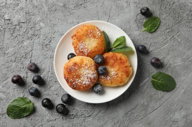 Gri arka planda peynirli krep kahvaltısı.