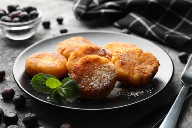 Gri arka planda peynirli krep kahvaltısı, yakın plan.