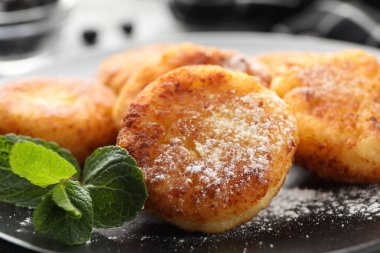 Peynirli gözleme tabağı, yakın çekim. Nefis kahvaltı.