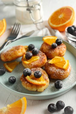 Beyaz arka planda peynirli krep kahvaltısı.