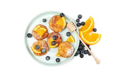 Beyaz arka planda peynirli gözleme ve meyveli tabak