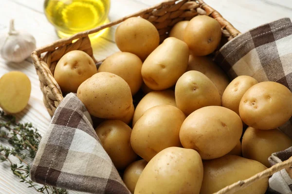 Cesta Com Batata Jovem Fundo Madeira Close — Fotografia de Stock