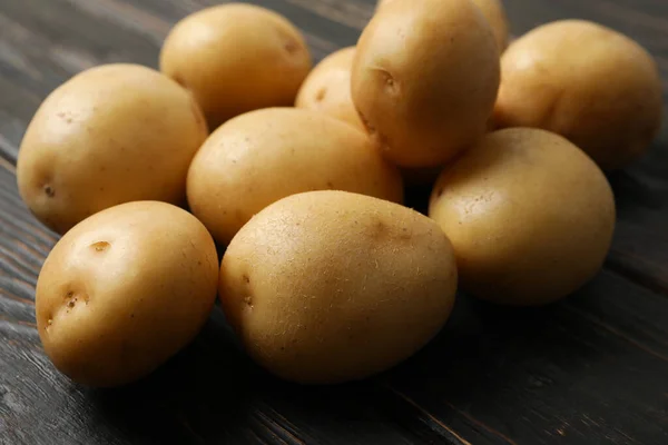 木制背景的小土豆 — 图库照片