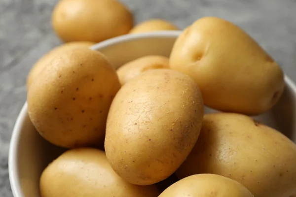 Tigela Com Batata Jovem Fundo Cinza Close — Fotografia de Stock