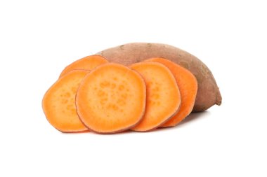 Beyaz arka planda izole edilmiş tatlı patates ve dilimler