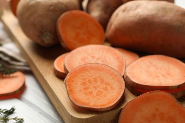 Tatlı patates, kekik ve tahta kaplama beyaz ahşap arka plan, kapat