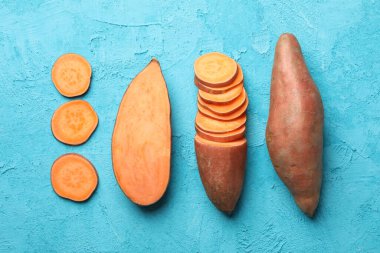 Mavi arka planda tatlı patatesli düz yatıyordu.