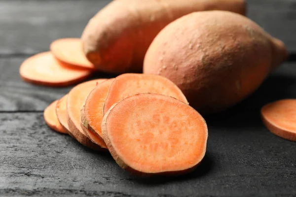 Batata Doce Fundo Madeira Perto Produtos Hortícolas — Fotografia de Stock