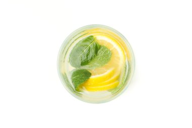 Beyaz arkaplanda izole edilmiş bir bardak limonata.