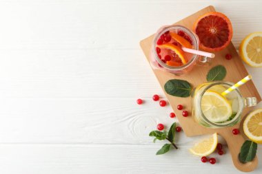 Ahşap zemin üzerinde limonata olan cam kavanozlar. Taze içecek.