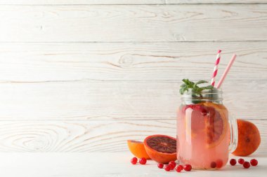 Limonata ve ahşap arka planda malzemelerle dolu cam kavanoz.