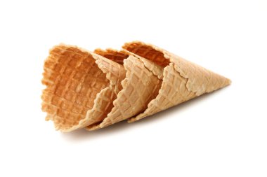 Beyaz arka planda izole edilmiş waffle külahları. Tatlı dondurma.
