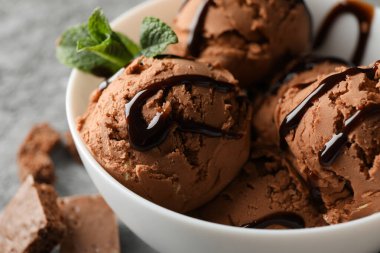 Gri arka planda dondurmalı kase, kapat.