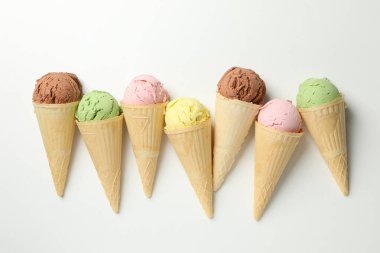 Beyaz arka planda waffle 'lı dondurma. Tatlı yemek.