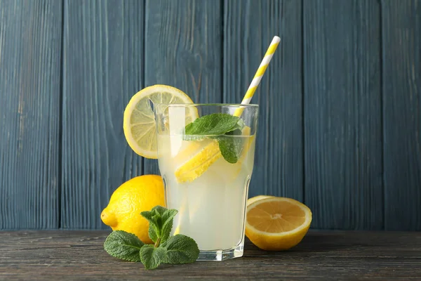 Vidrio Con Limonada Limones Sobre Fondo Madera Bebida Fresca —  Fotos de Stock